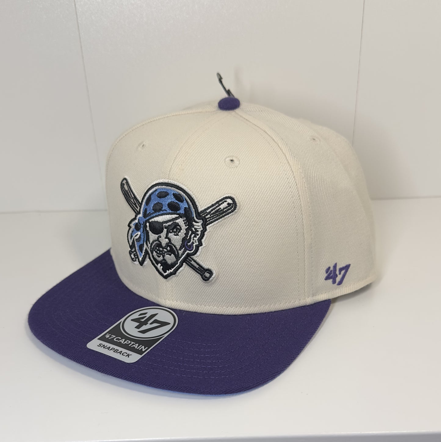 Gorra ’47 Captain Snapback Pirata – Blanca con Visera Morada