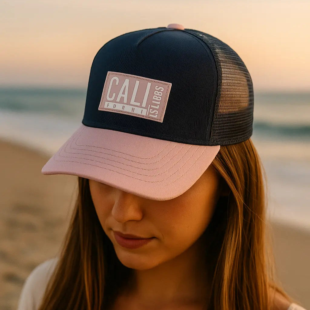 zGorra CALI Rosa Navy – Estilo Urbano con Toque Femenino