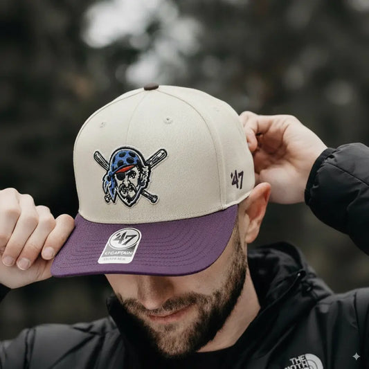 Gorra ’47 Captain Snapback Pirata – Blanca con Visera Morada