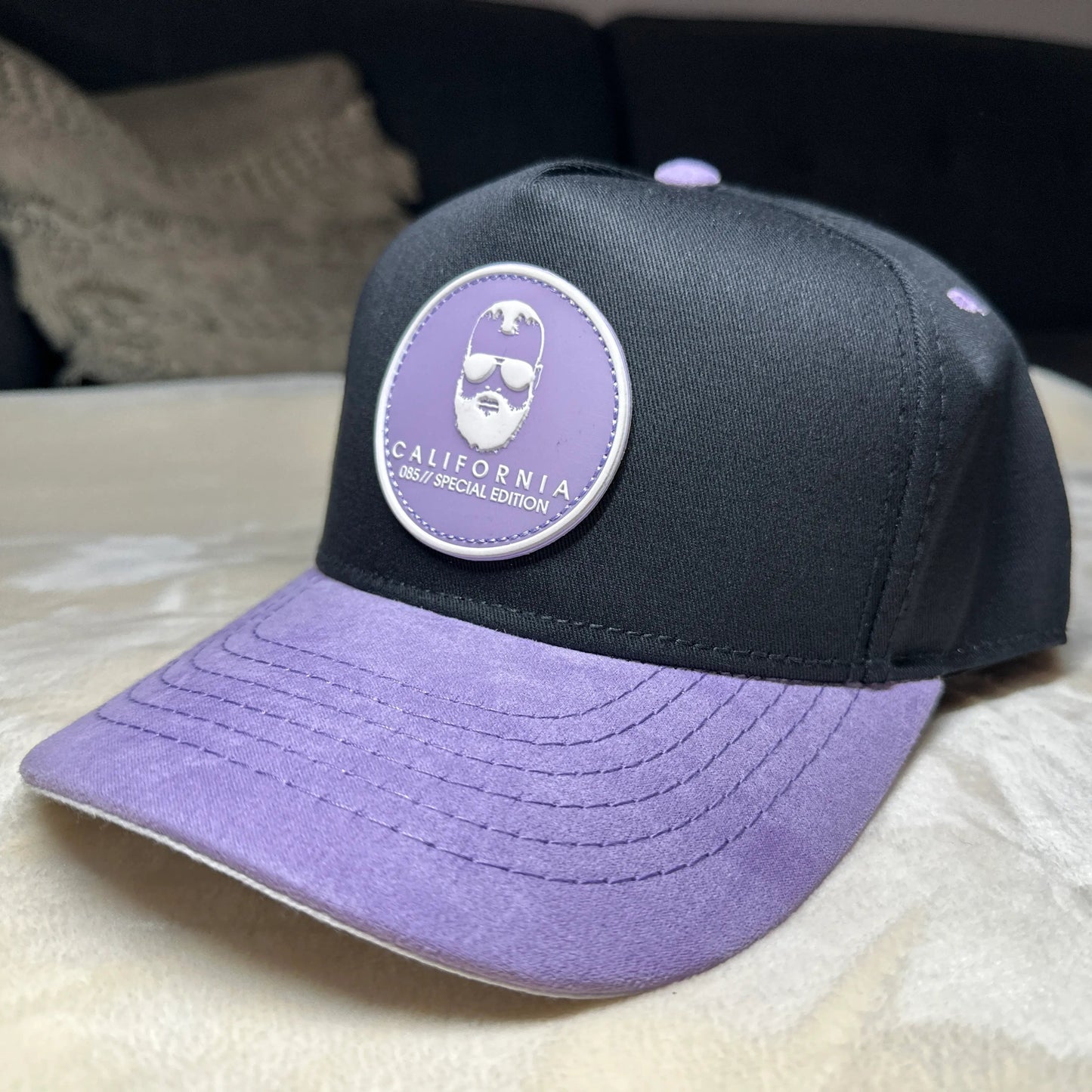 Gorra California C85 – Edición Especial Violeta & Negra | Streetwear Exclusivo
