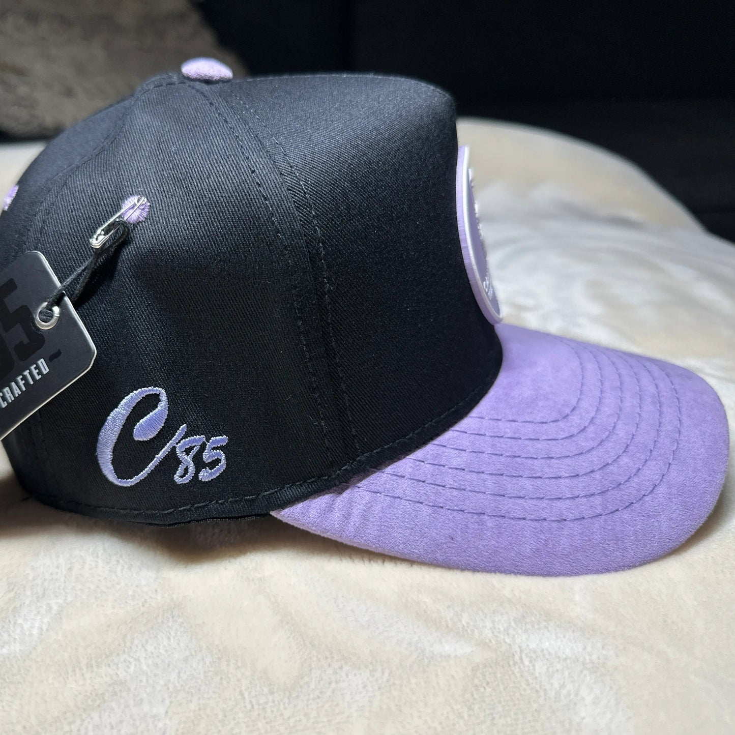 Gorra California C85 – Edición Especial Violeta & Negra | Streetwear Exclusivo