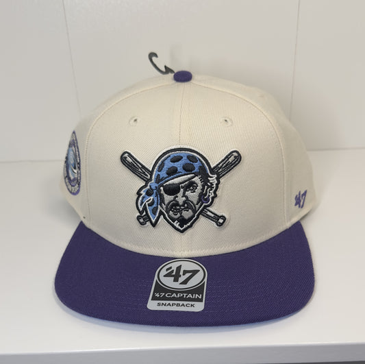 Gorra ’47 Captain Snapback Pirata – Blanca con Visera Morada